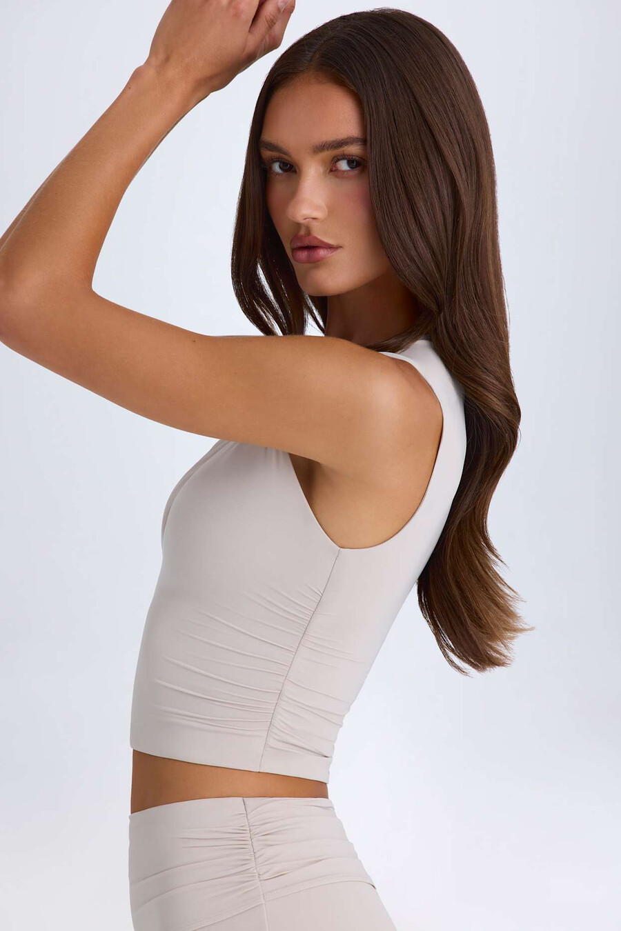 gedraaide tanktop met uitsnijdingen in taupe
