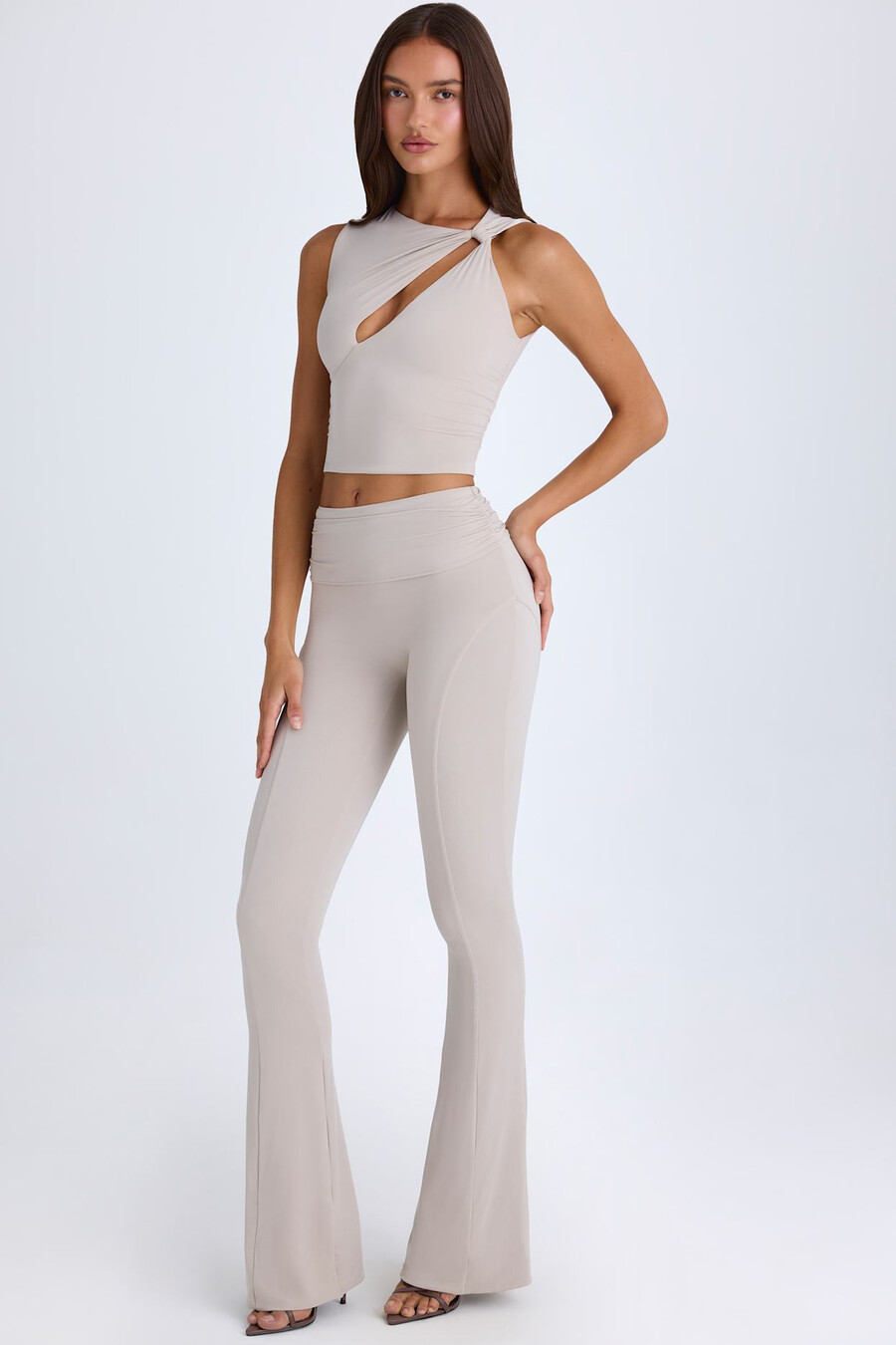 gedraaide tanktop met uitsnijdingen in taupe