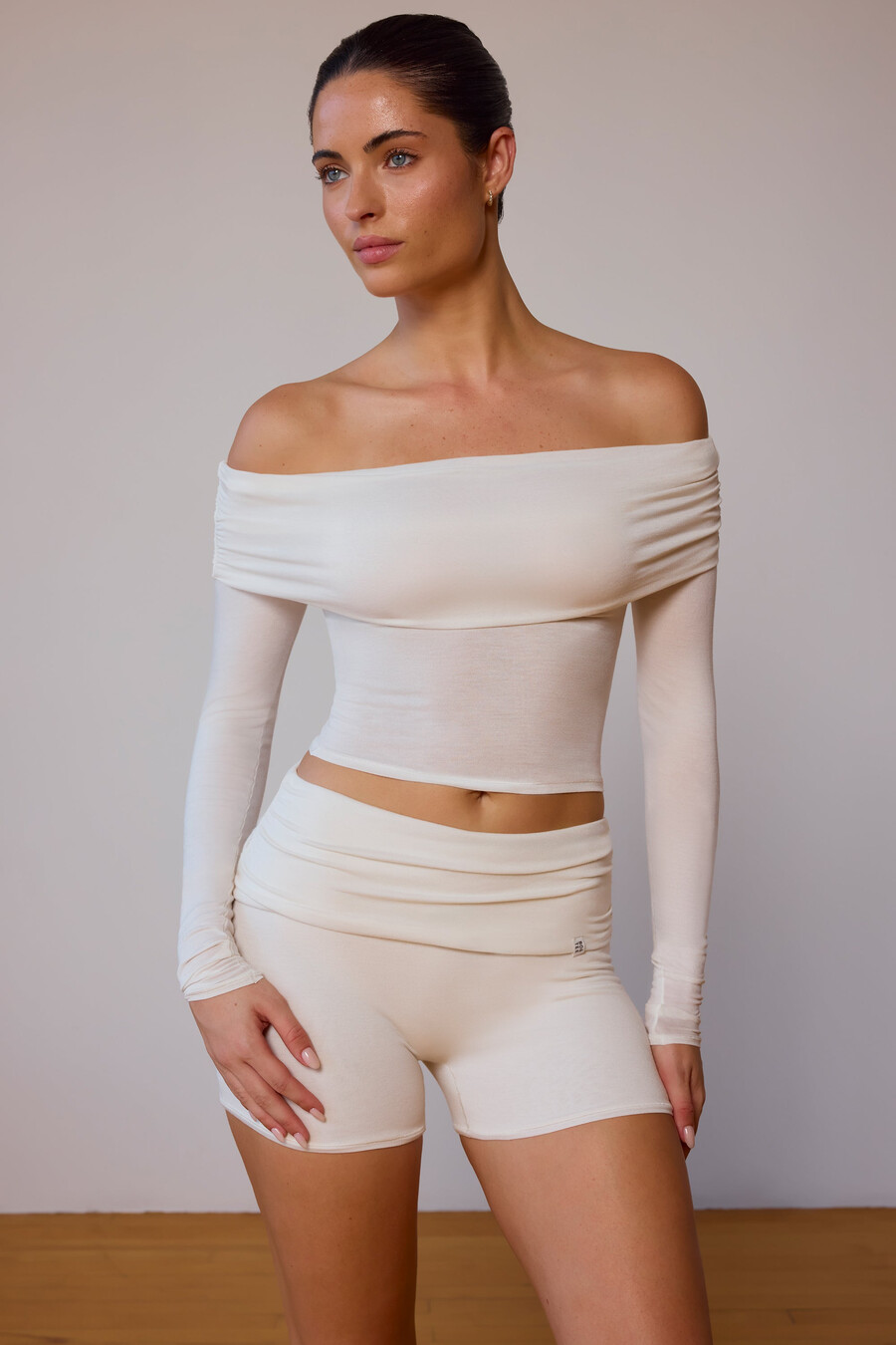 transparante off-shoulder top met lange mouwen in zacht wit