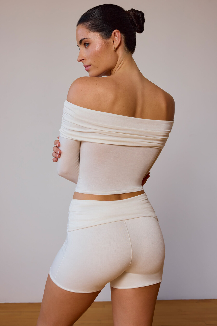 transparante off-shoulder top met lange mouwen in zacht wit