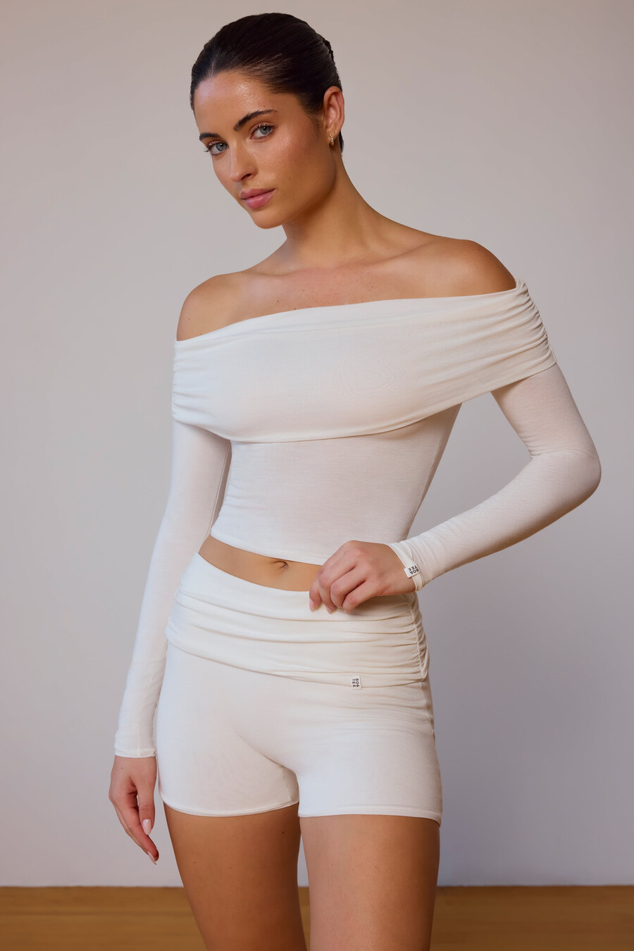transparante off-shoulder top met lange mouwen in zacht wit