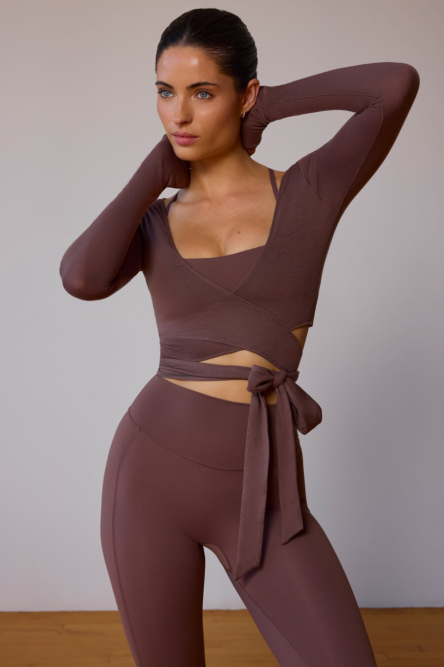 crop top met lange mouwen en wikkeldetail in taupebruin