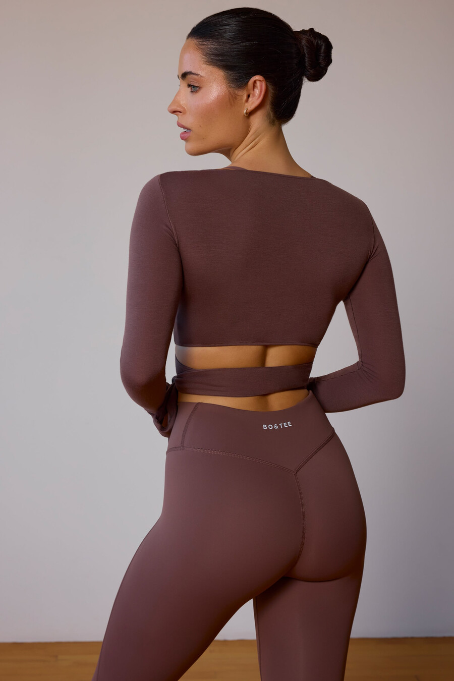 crop top met lange mouwen en wikkeldetail in taupebruin