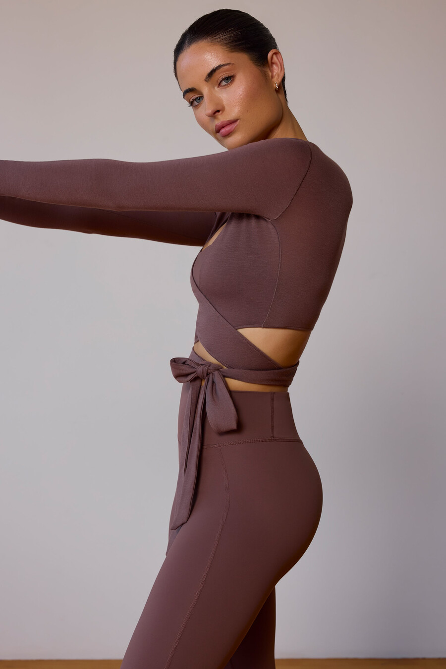 crop top met lange mouwen en wikkeldetail in taupebruin