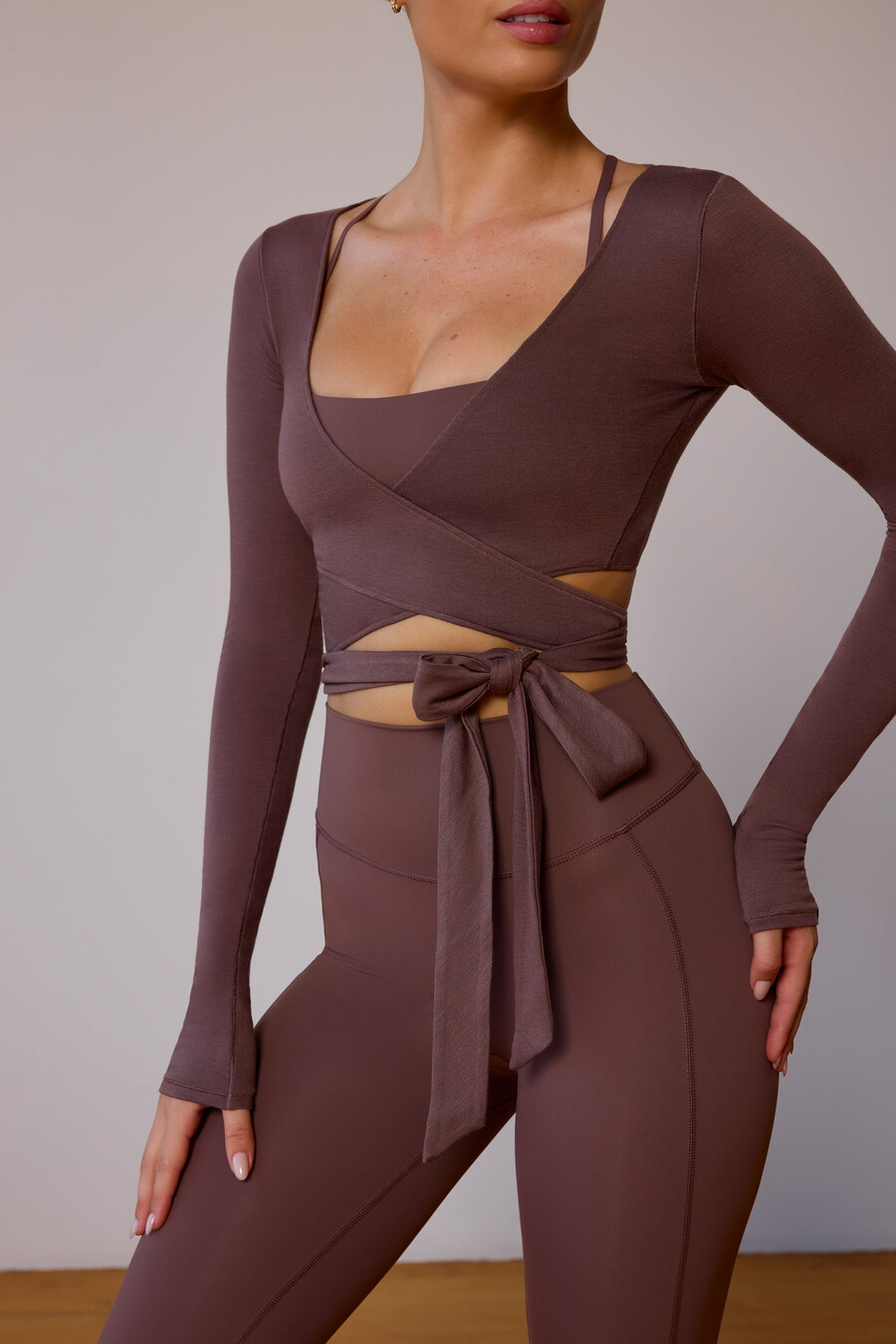crop top met lange mouwen en wikkeldetail in taupebruin