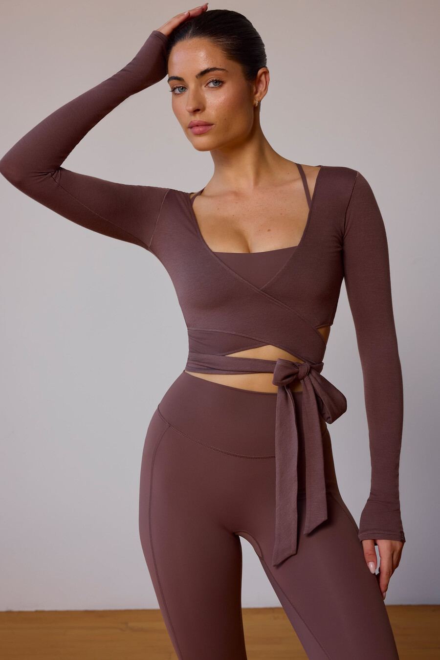 crop top met lange mouwen en wikkeldetail in taupebruin
