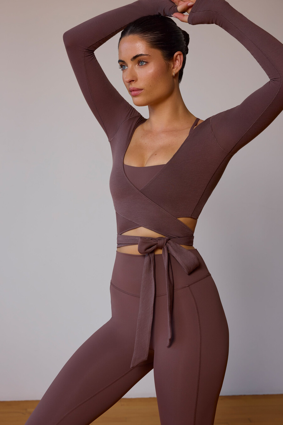 crop top met lange mouwen en wikkeldetail in taupebruin