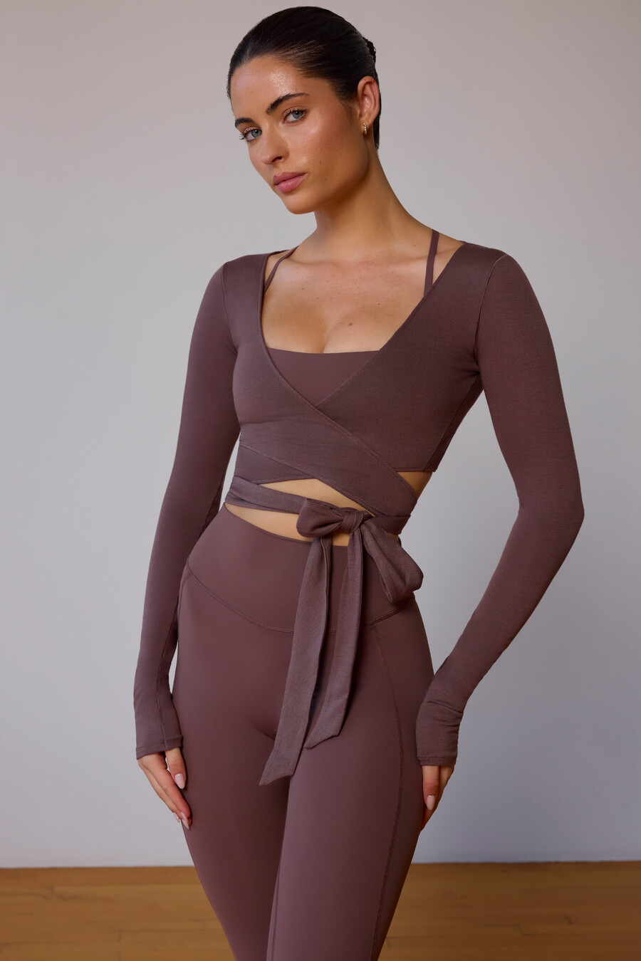 crop top met lange mouwen en wikkeldetail in taupebruin