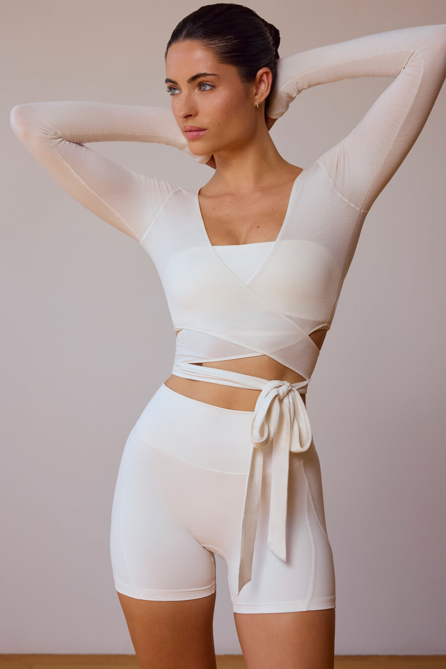 crop top met lange mouwen en wikkeldetail in zacht wit