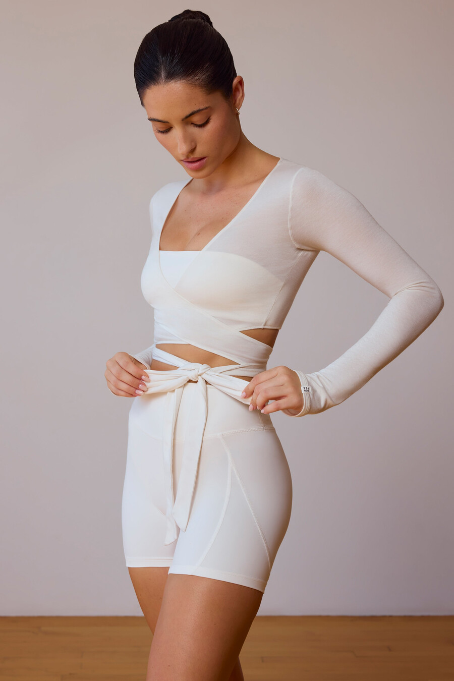 crop top met lange mouwen en wikkeldetail in zacht wit