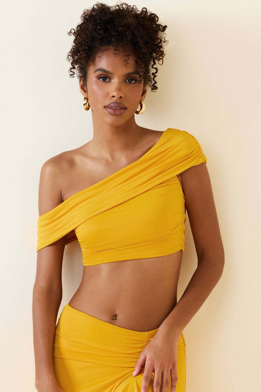 asymmetrische geplooide crop top met blote schouders in goudgeel