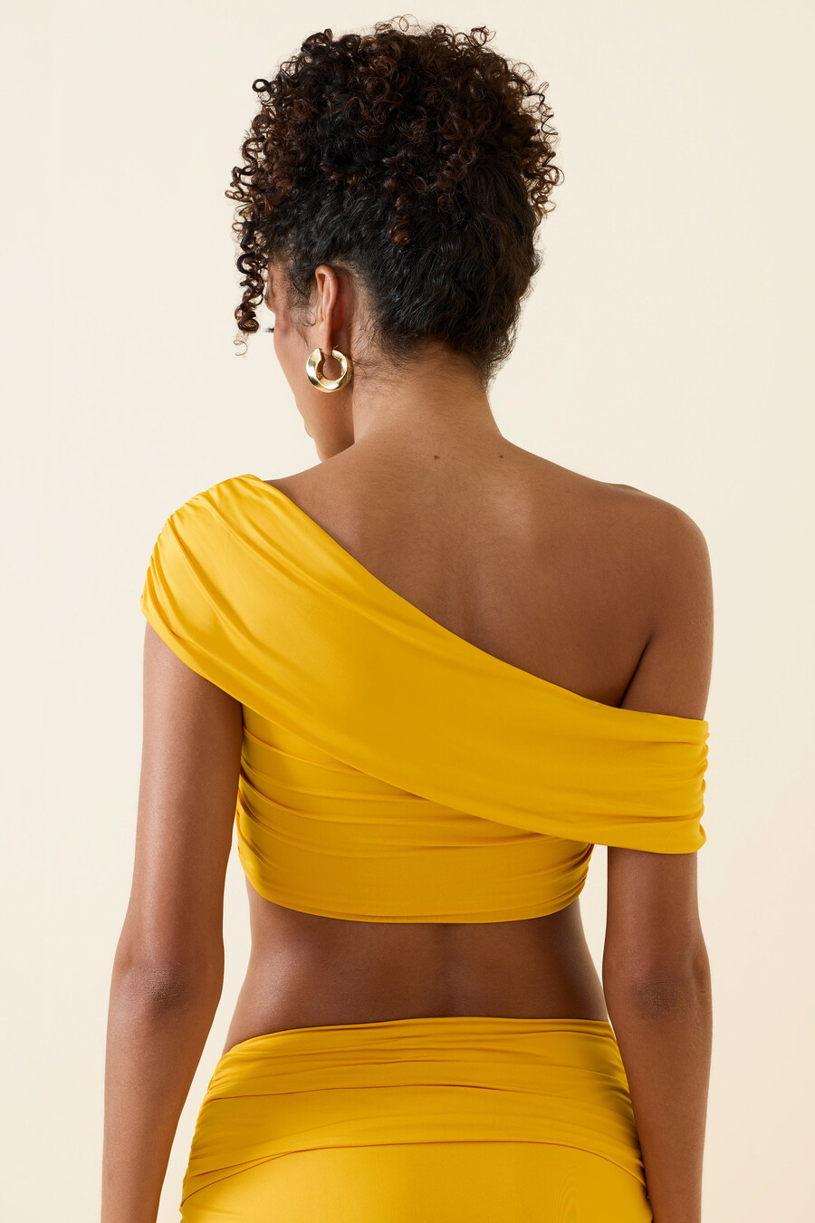 asymmetrische geplooide crop top met blote schouders in goudgeel