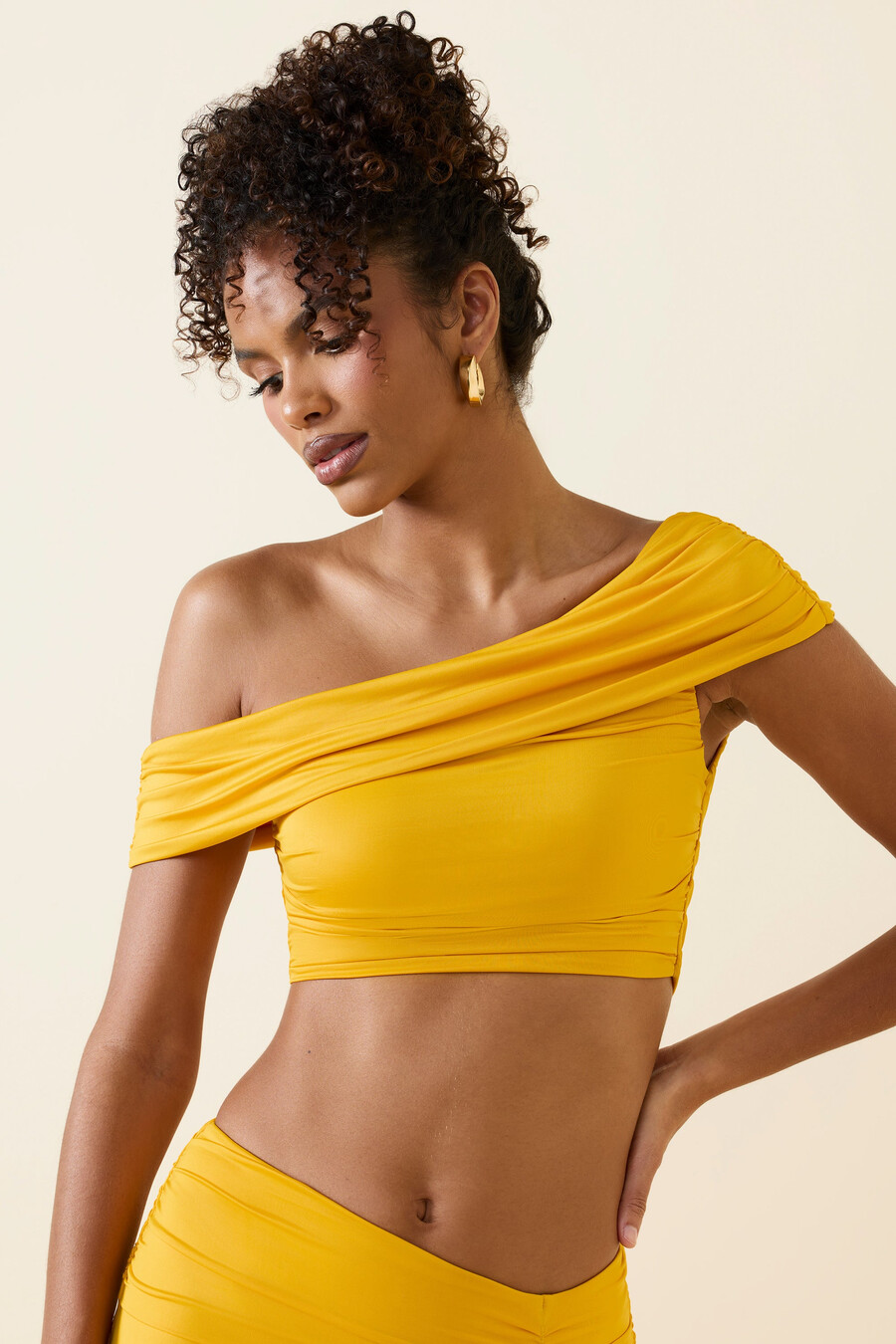 asymmetrische geplooide crop top met blote schouders in goudgeel
