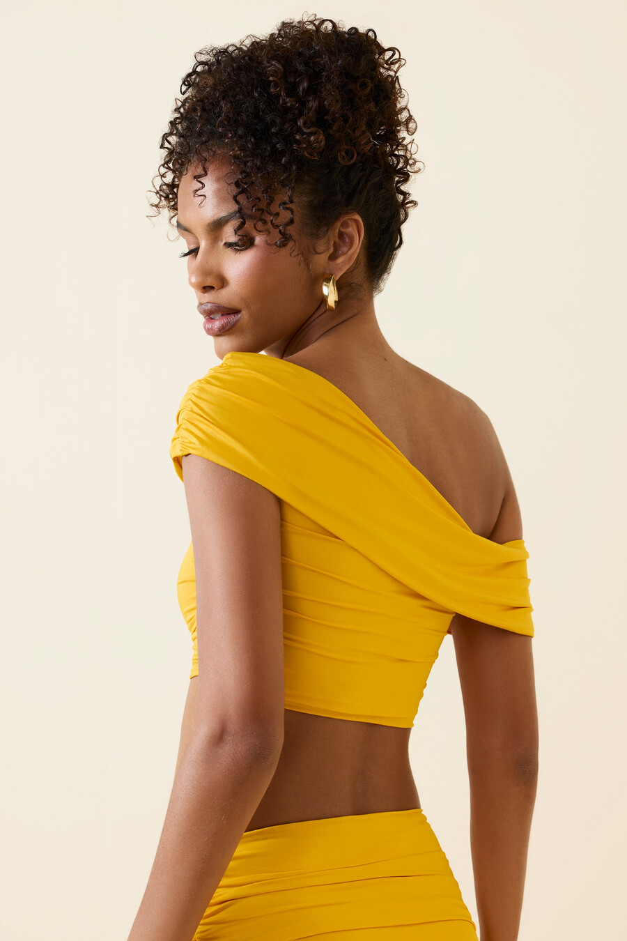 asymmetrische geplooide crop top met blote schouders in goudgeel