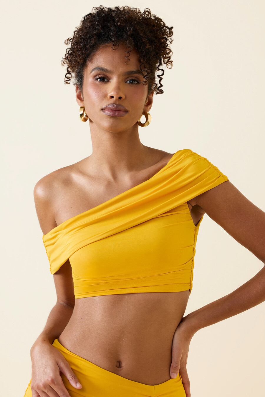 asymmetrische geplooide crop top met blote schouders in goudgeel