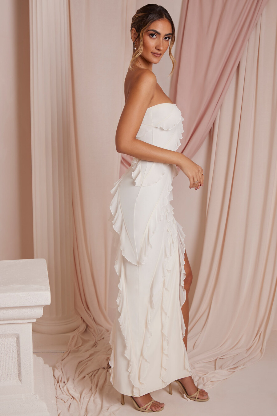 maxi-jurk met bandeau-detail en ruches in ivoor