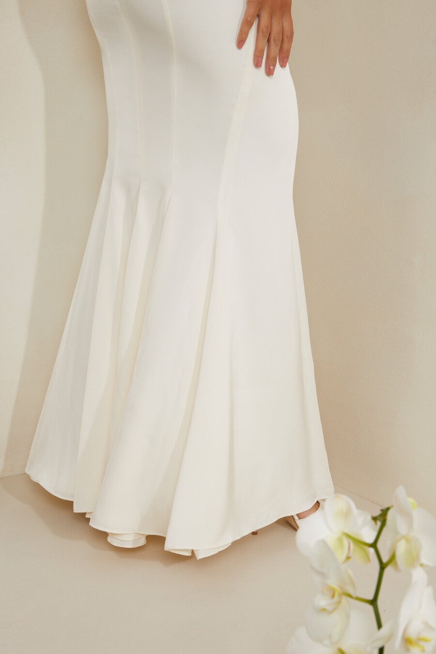 maxi-jurk met uitgesneden fishtail-rok in het wit