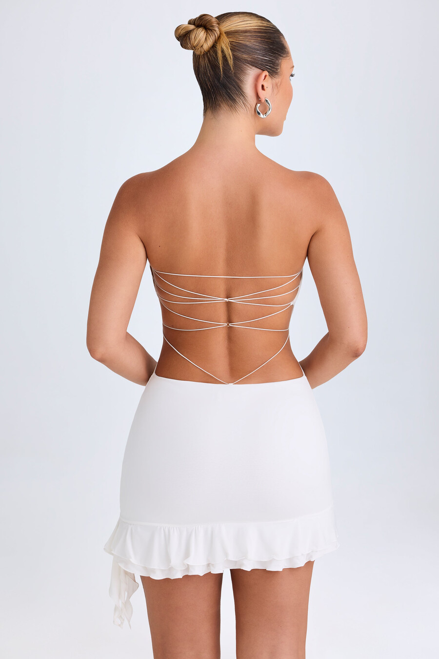 bandeau mini-jurk met ruches en uitsnijdingen in wit