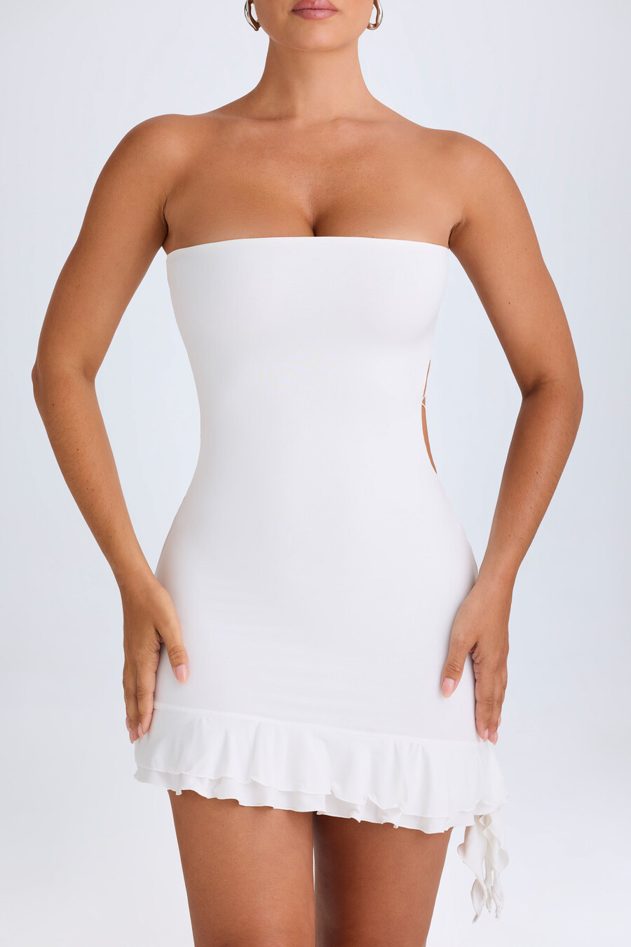 bandeau mini-jurk met ruches en uitsnijdingen in wit