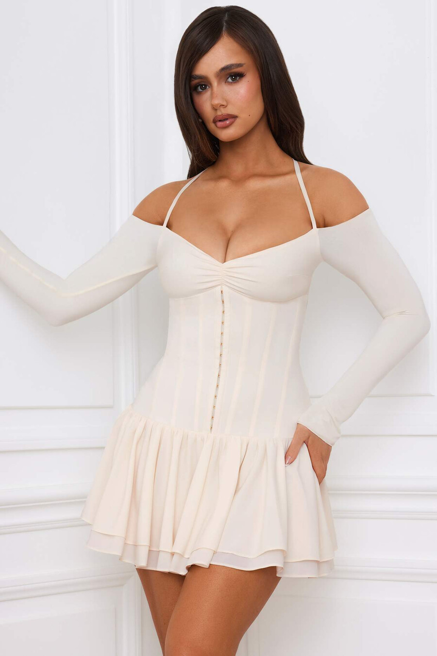 off-shoulder mini-jurk met gelaagd korset in ivoor