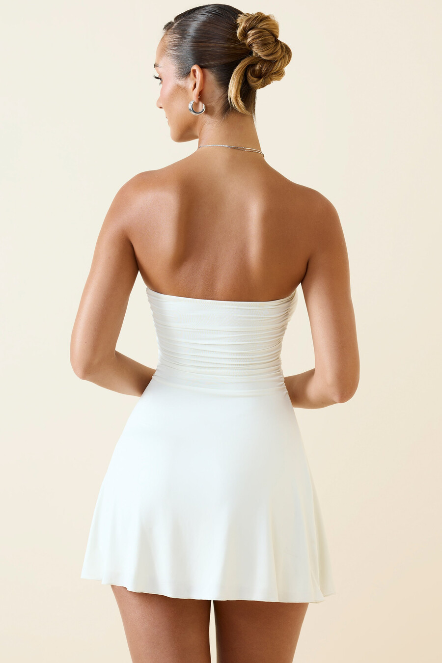 bandeau a-lijn mini-jurk met ruches in vanille