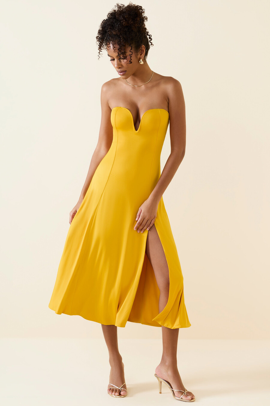 bandeau midaxijurk in goudgeel