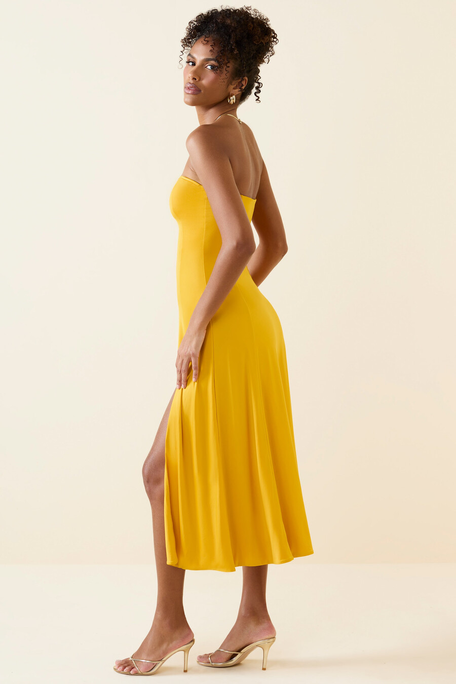 bandeau midaxijurk in goudgeel