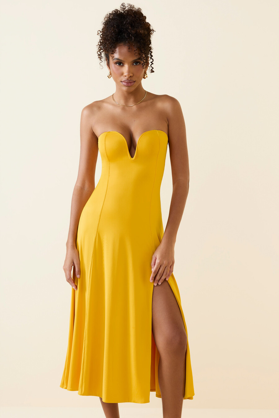 bandeau midaxijurk in goudgeel