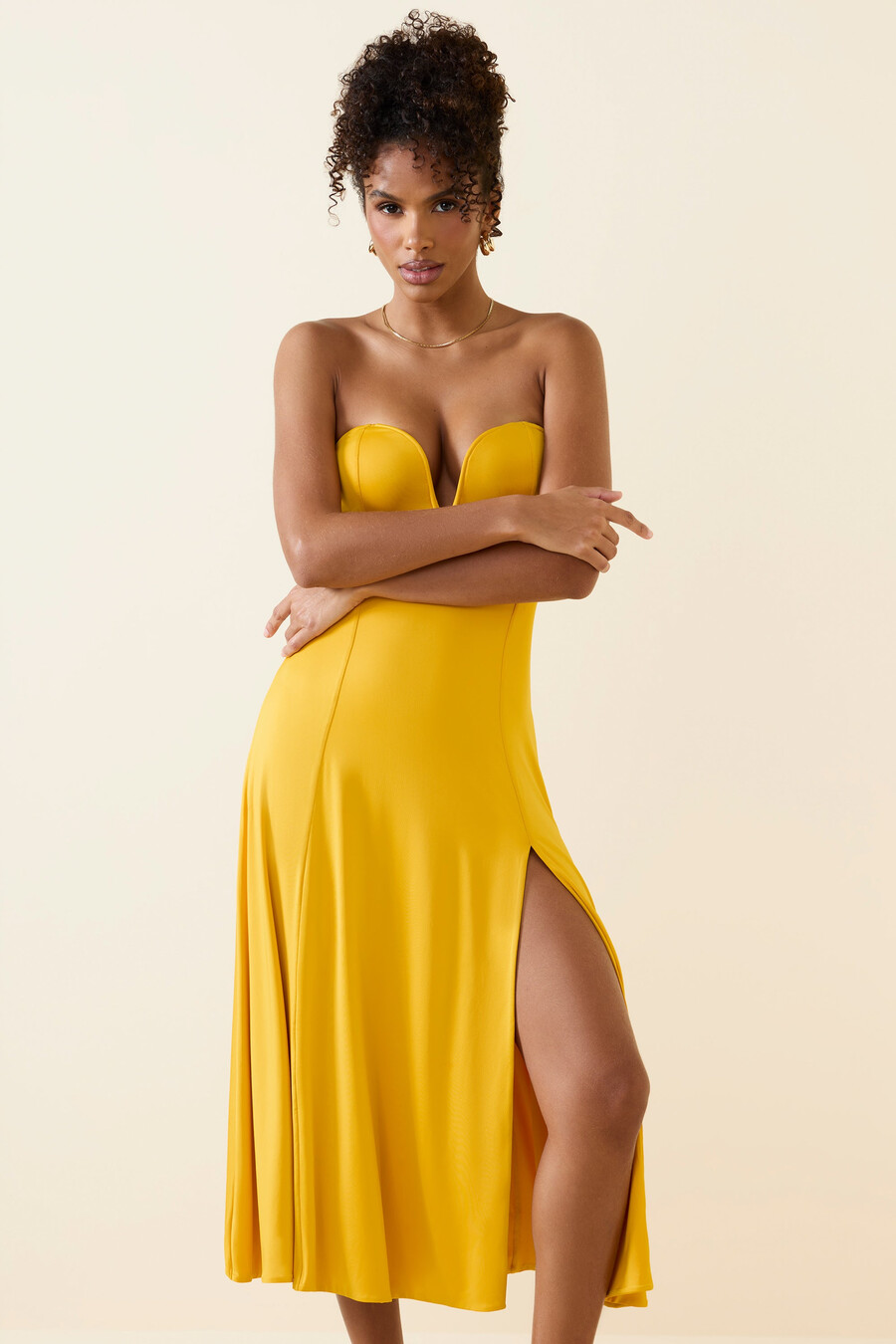 bandeau midaxijurk in goudgeel