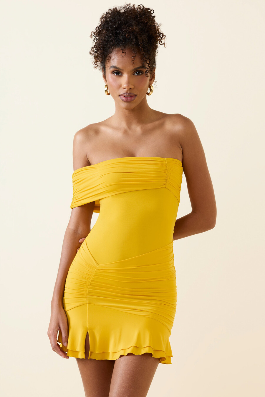 asymmetrische geplooide mini-jurk met één schouder in goudgeel